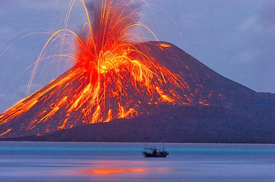Gunung Krakatau yang kokoh menampilkan pesona alam yang menakjubkan di cakrawala