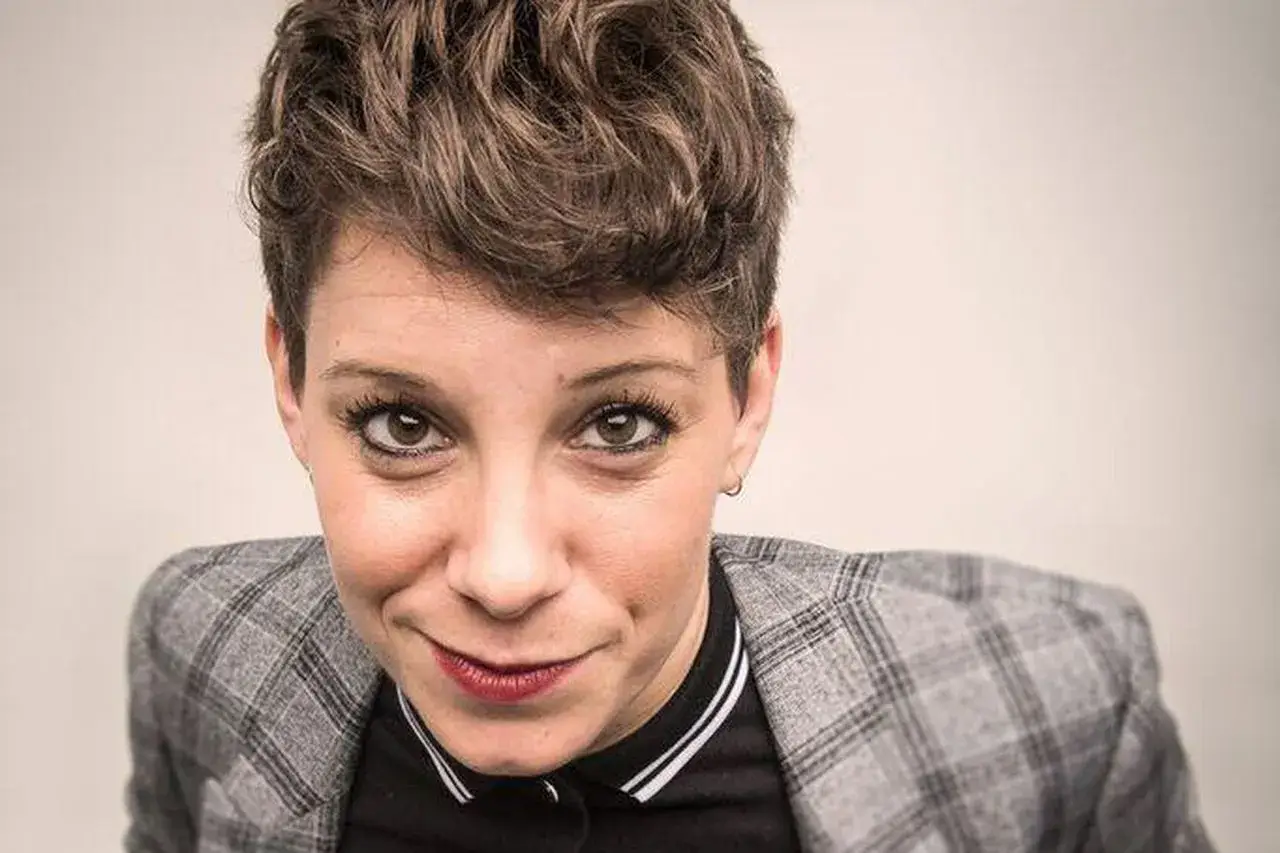 Suzi Ruffell: Mastering Comedy and Advocacy in the LGBTQ+ Spotlight.