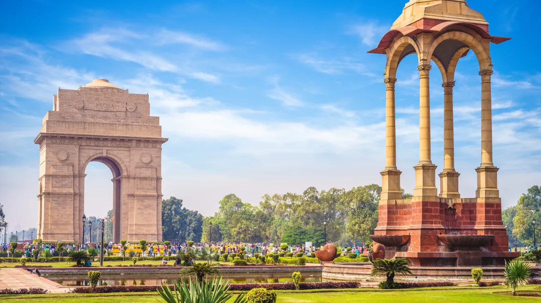 Mandir Akshardham yang menakjubkan di New Delhi, memancarkan keindahan arsitektur dan keagungan spiritual yang memikat