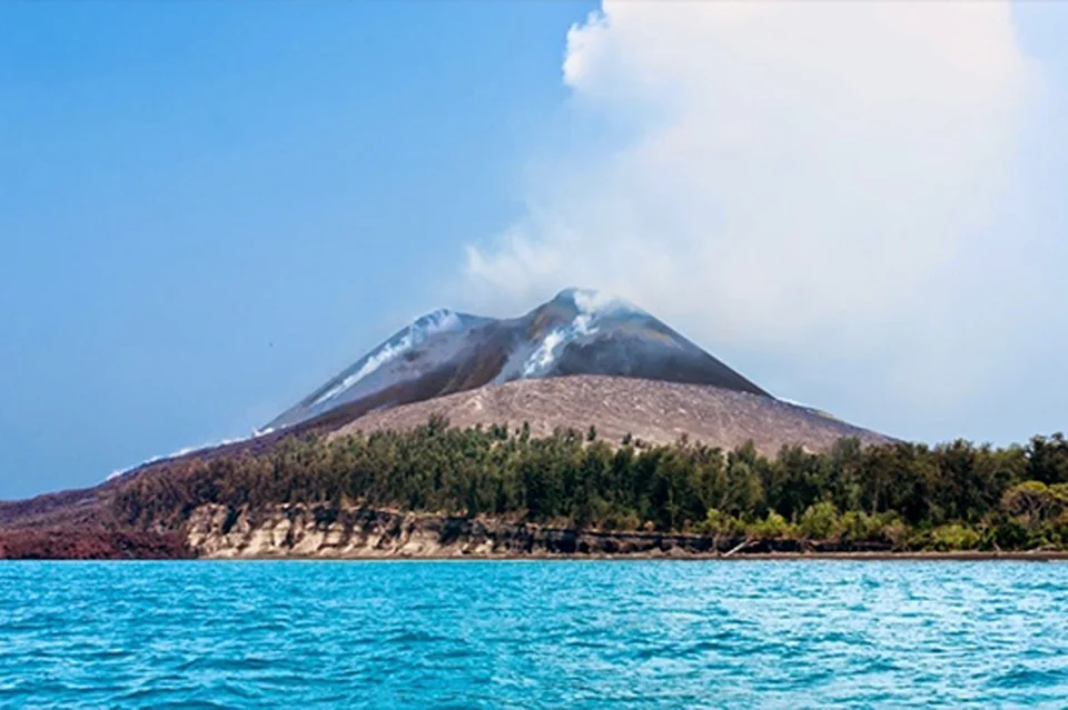 Pemandangan indah Gunung Krakatau yang menjulang di tengah Selat Sunda