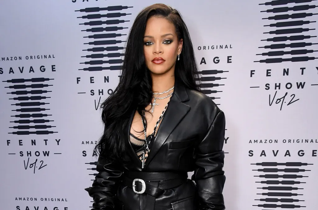 Rihanna duduk elegan di sebuah acara mode