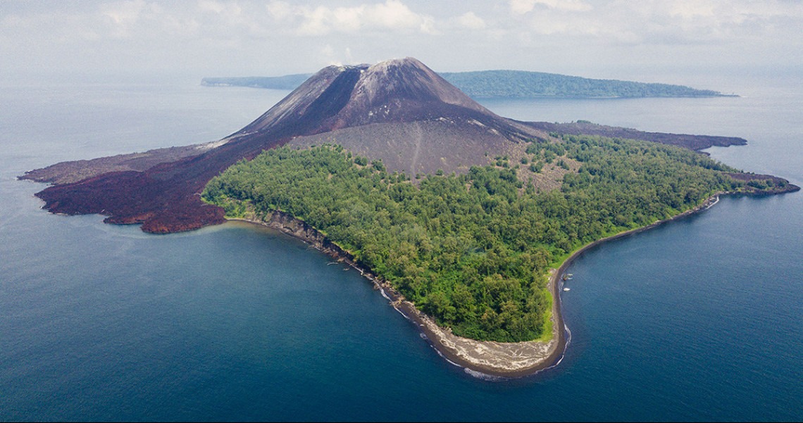 Gunung Krakatau: Sebuah Perjalanan ke Pusat Kekuatan Alam yang Menggetarkan