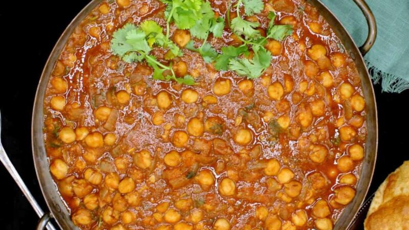 A tantalizing bowl of chana masala, showcasing the vibrant colors of chickpeas, tomatoes, and aromatic spices.