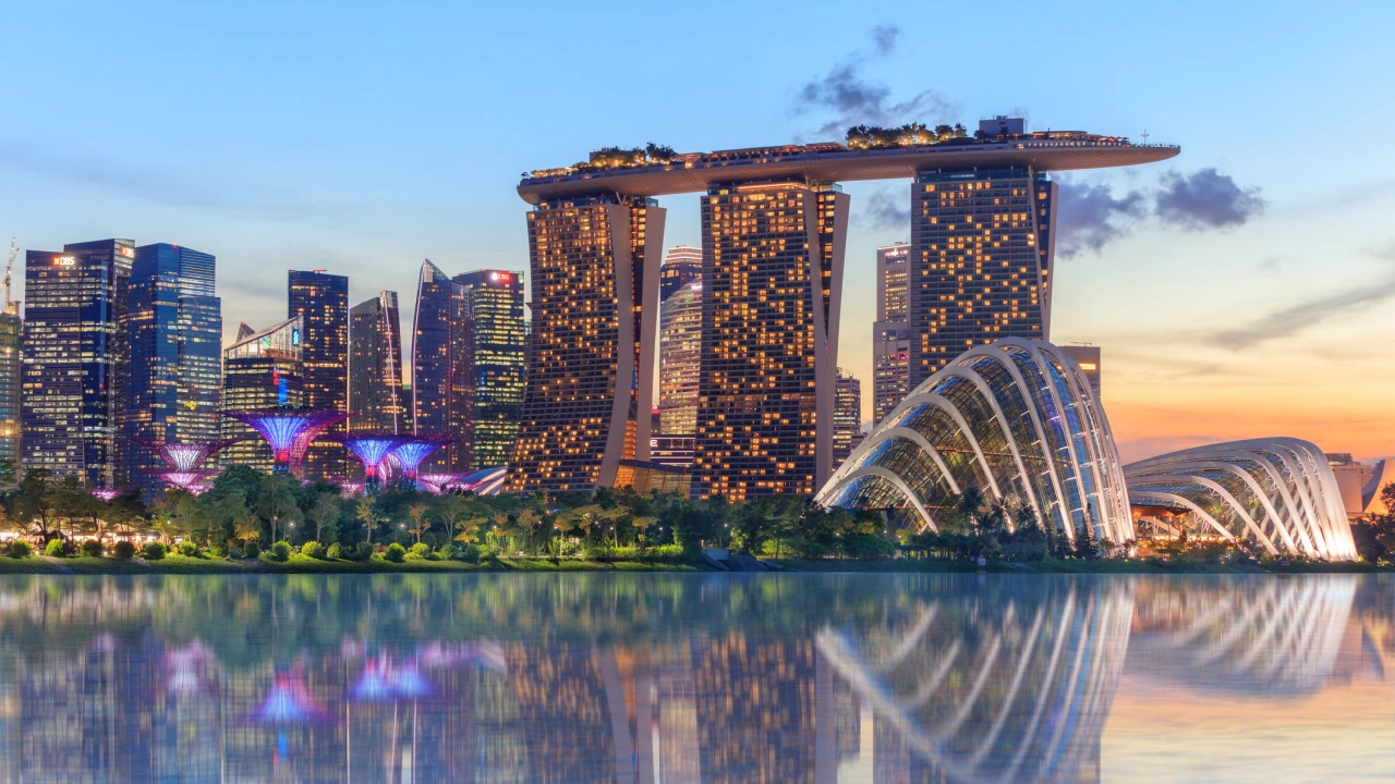 Singapore Success: Mastering the Art of Urban Innovation and Prosperity