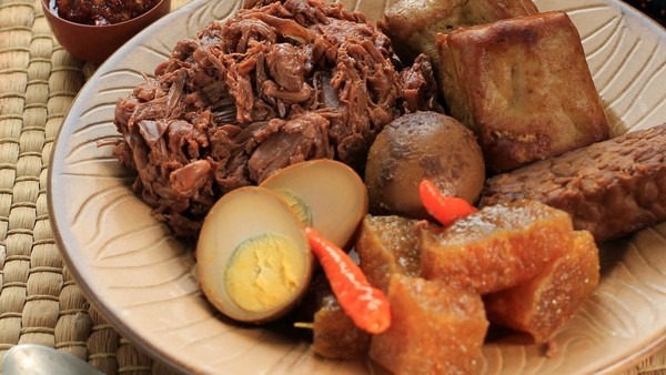 Gudeg Yogyakarta Asli: Seporsi gudeg dengan nasi hangat, ayam, telur, dan sambal krecek