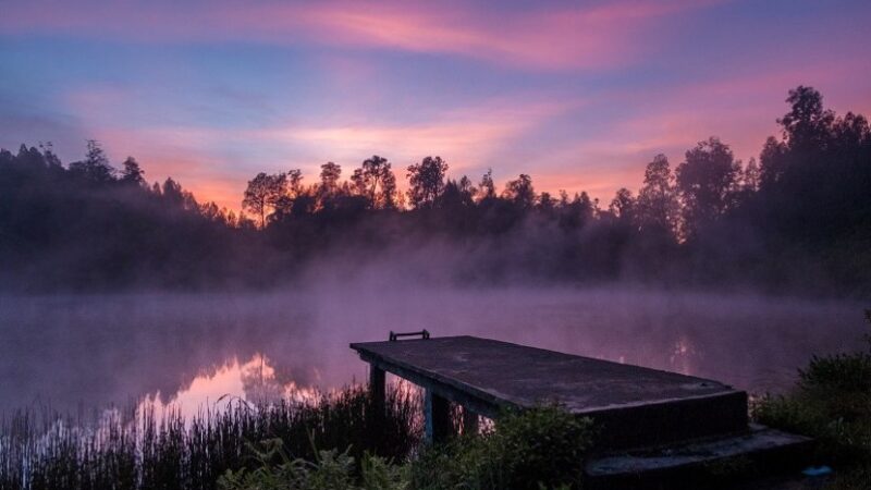 Keindahan Ranu Regulo: Pemandangan tenang Ranu Regulo dengan air danau yang jernih