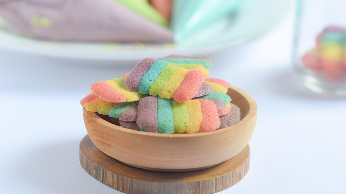 kue-rainbow-katetong-manis-ceria-penuh-warna 