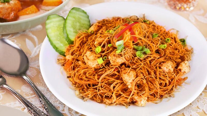 Bihun Goreng yang disajikan hangat, dengan tampilan bihun yang lembut, sayuran segar, dan taburan bawang goreng