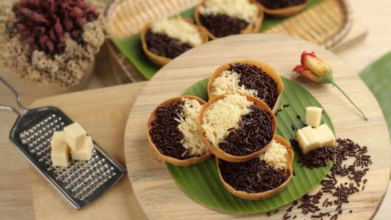 Martabak mini dengan berbagai topping manis seperti meses cokelat, keju parut