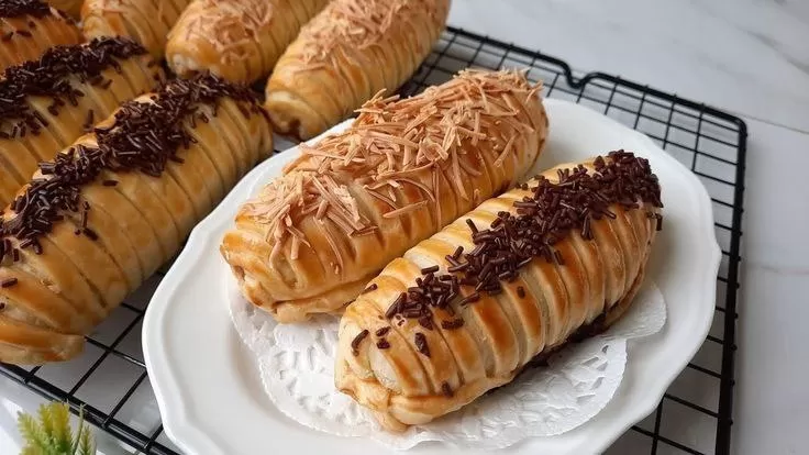 Roti pisang coklat lembut dengan topping irisan pisang segar dan sirup coklat yang menggoda