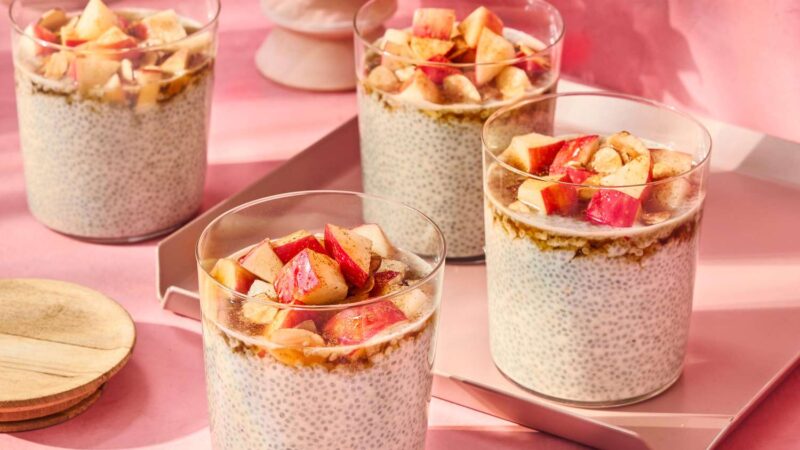 Semangkuk chia pudding dengan lapisan buah segar dan taburan granola