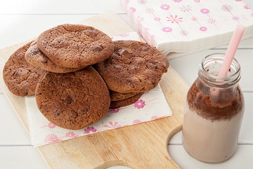 Sepiring Milo cookies crunchy dengan tekstur renyah dan warna cokelat menggoda