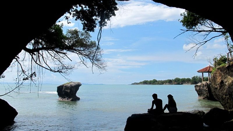 Pantai Karang Bolong