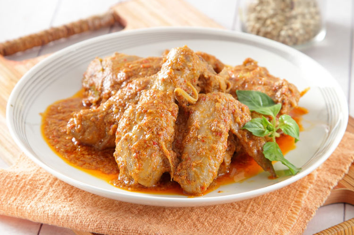 Ayam Goreng Bumbu Rujak: Sensasi Pedas Gurih yang Selalu Menggoda Selera