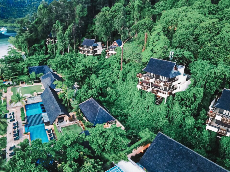 Harmoni Arsitektur  Gaya Island Resort di Tengah Hutan Hujan